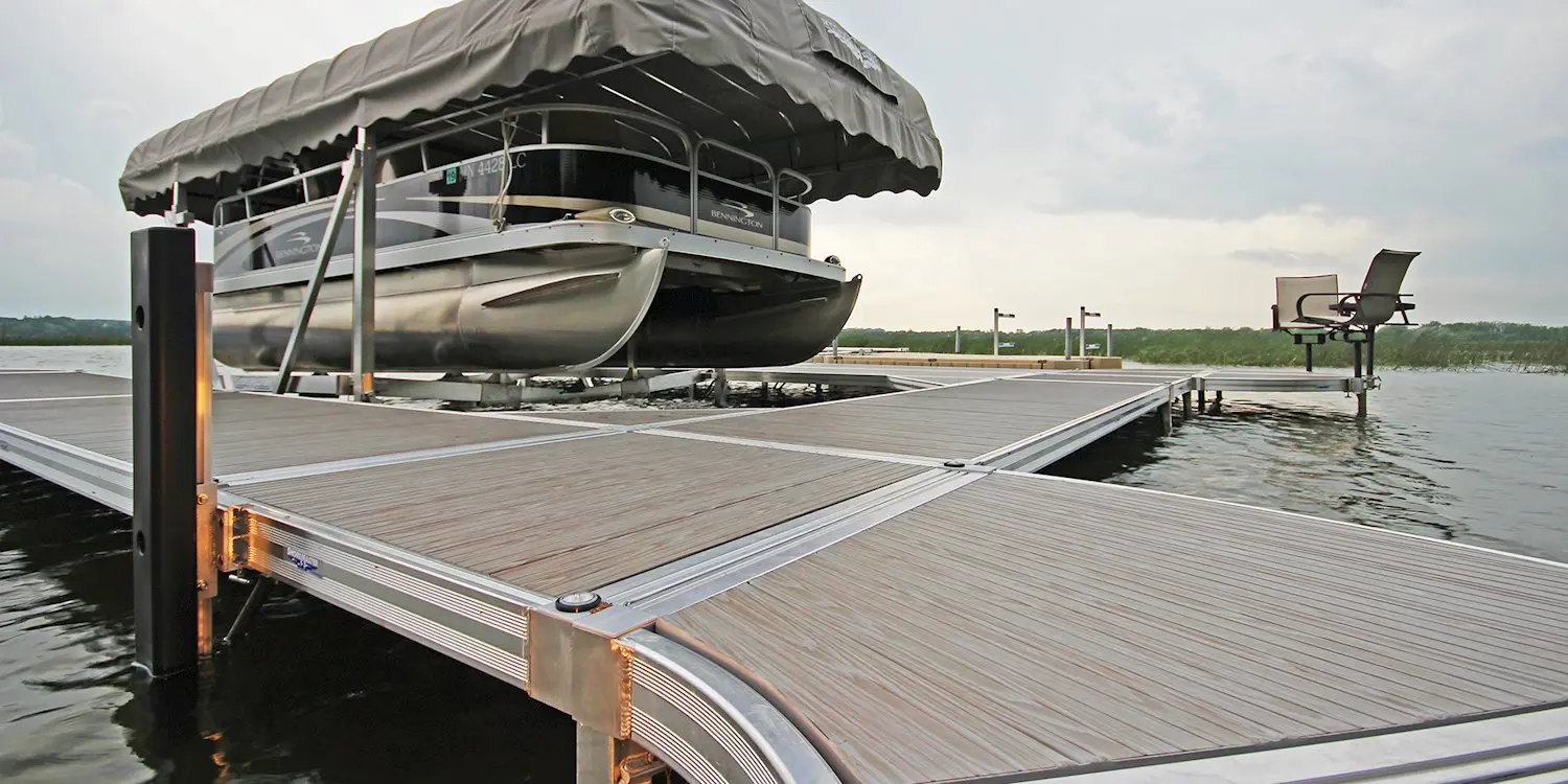 kwelch_graywoodgrian_rs4_curvedock_verticallift_pontoon_graycanopy_blackbumper_docklights_furniture_1500.jpg