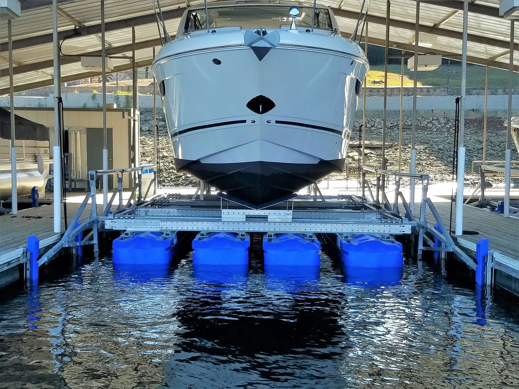 UltraLift® Boat Lifts | HydroHoist® Premium Hydropneumatic Freshwater ...