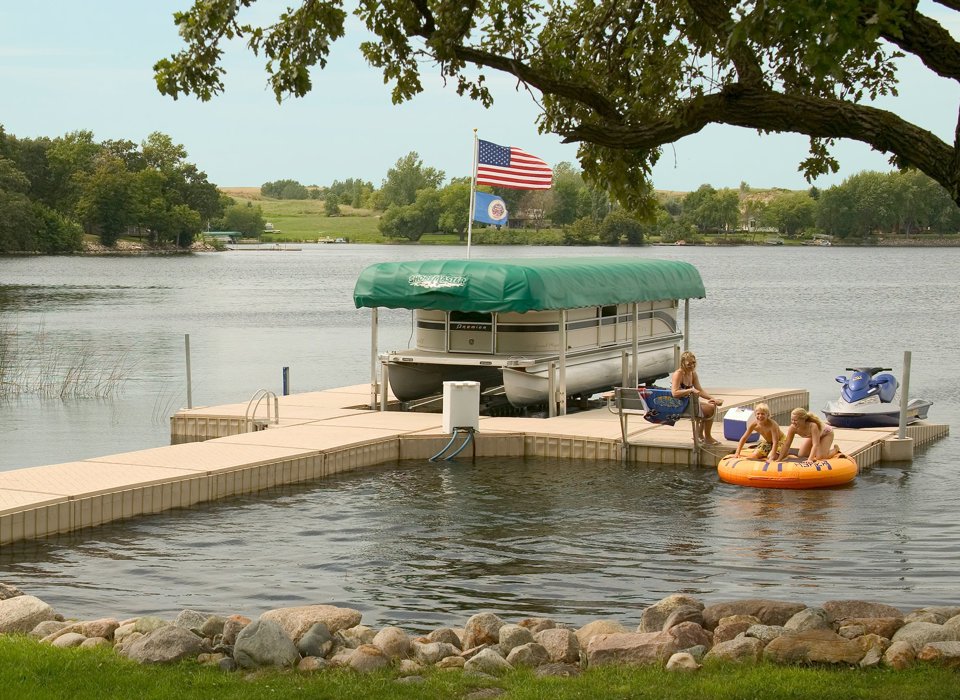 polydock_green-canopy_verticallift_pontoon_shoreport_lifestyle_2000.jpg
